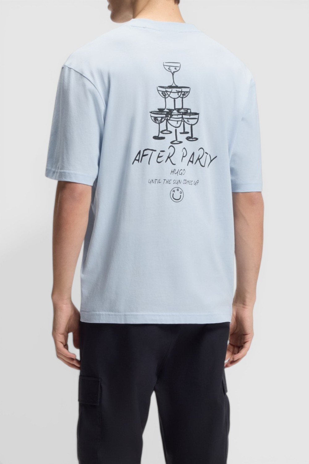 תמונת דוגמן אחורית של חולצת טי בגזרה ישרה