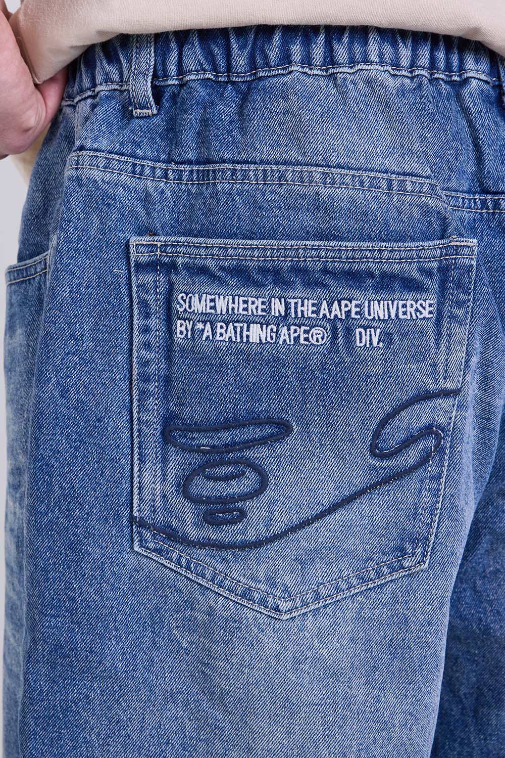 מכנסי ג'ינס בגזרה רחבה