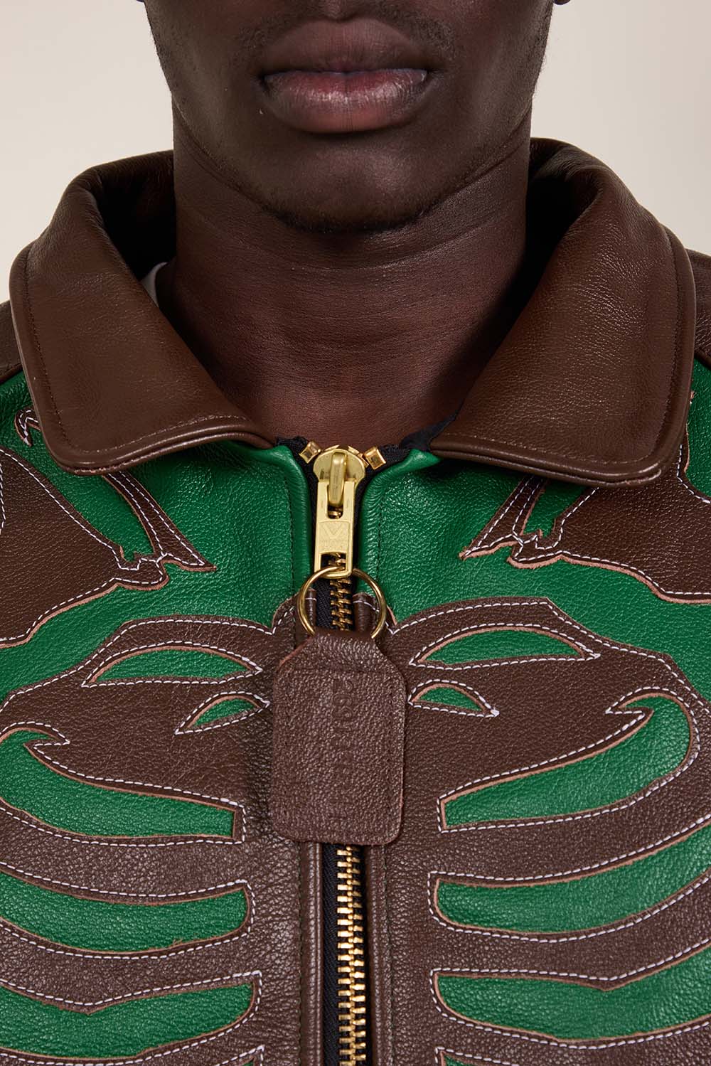 תמונת דוגמן אחורית של ז'קט עור