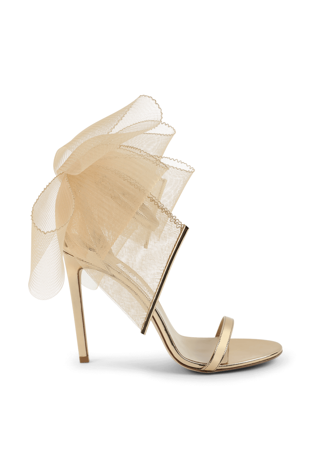 תמונה קידמית של נעלי עקב עם רשת א-סימטרית בגוון זהב