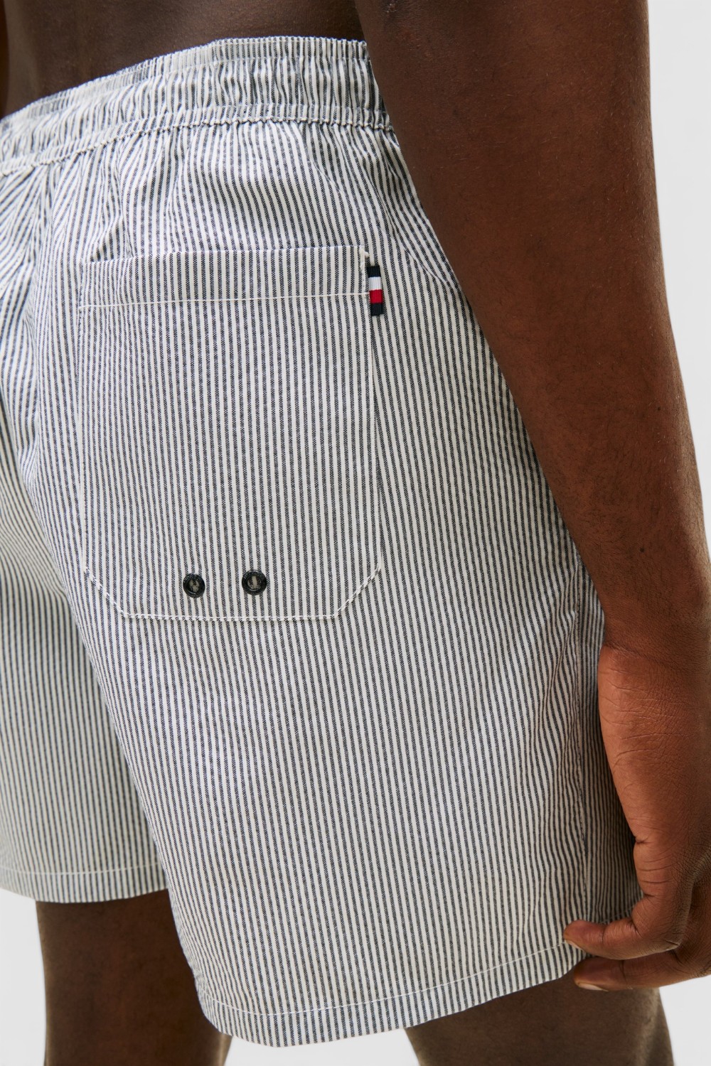 תמונת תקריב דוגמן של מכנסי בגד ים