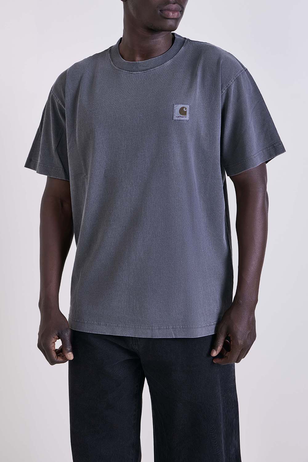 תמונת דוגמן קידמית של חולצת טי בגזרה משוחררת