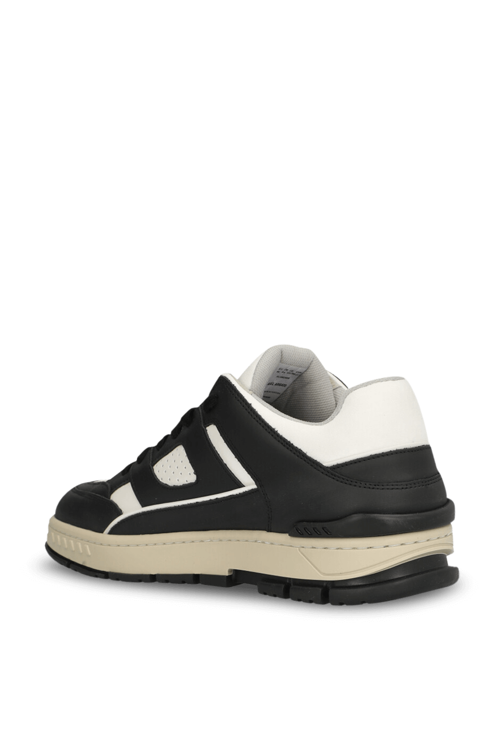 תמונה אחורית של נעלי סניקרס