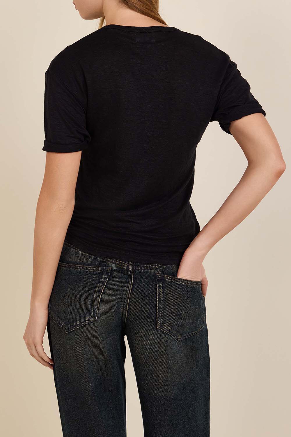 תמונת דוגמן אחורית של חולצת טי מפשתן