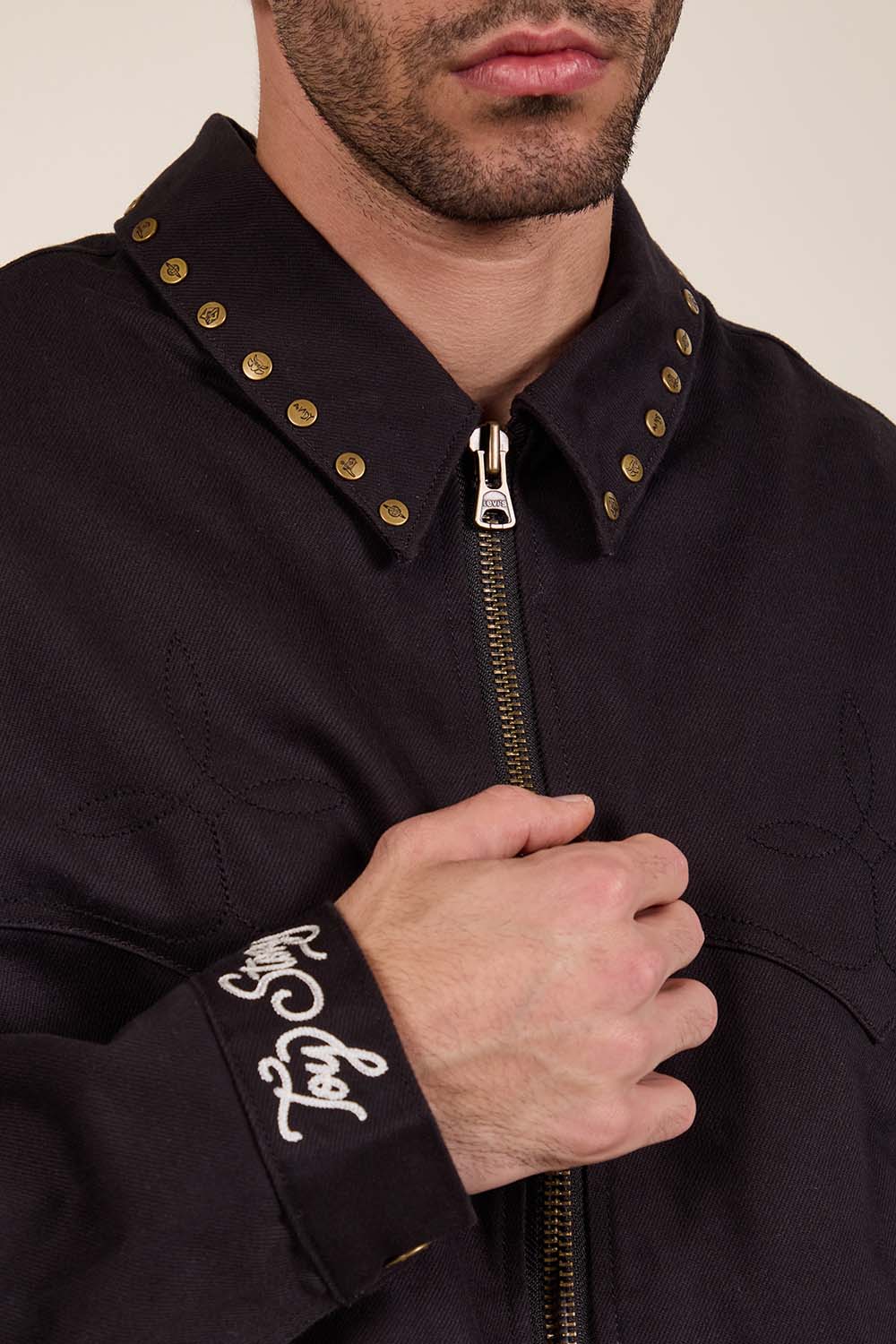 תמונת תקריב דוגמן של ליוויס X צעצוע של סיפור ז'קט ג'ינס