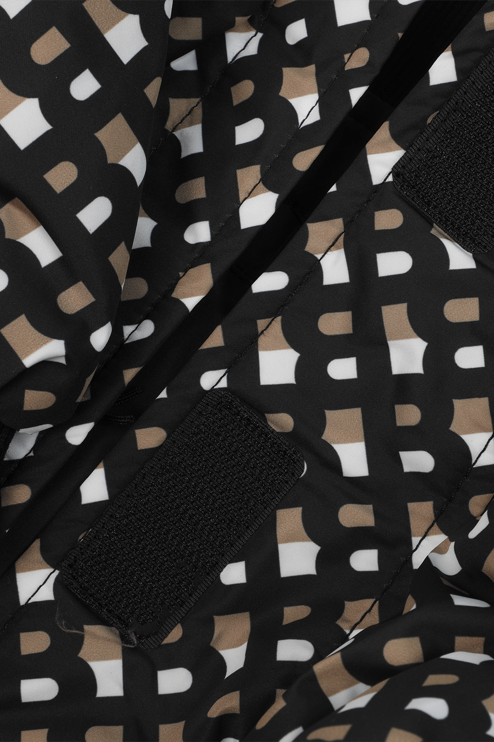 תמונת תקריב של בוס כלבים - ז'קט בומבר