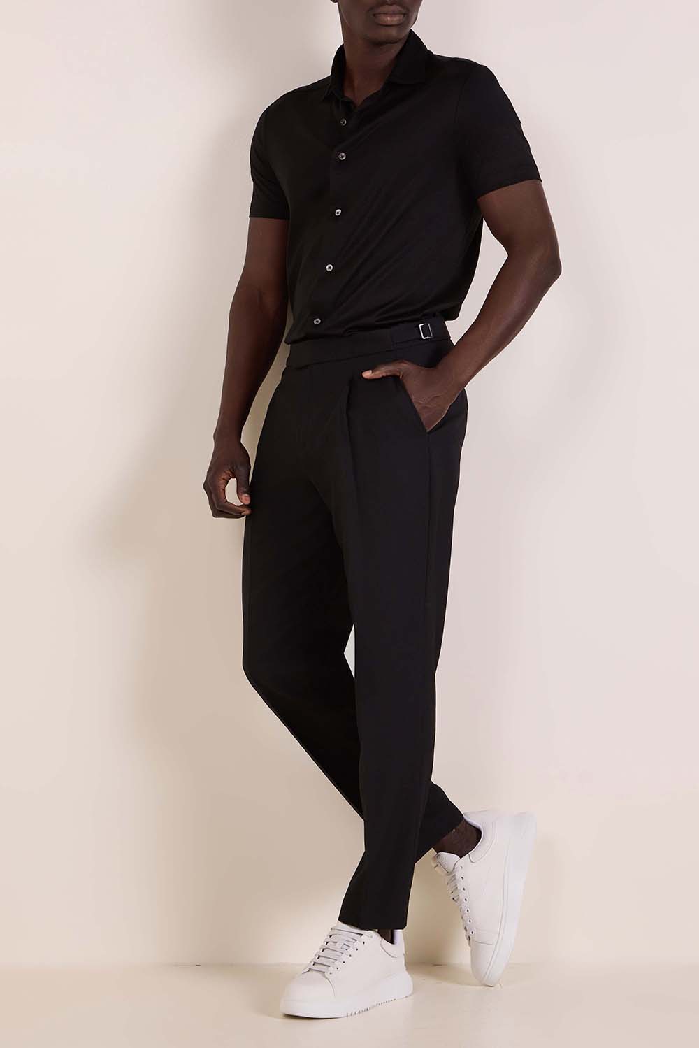 תמונת דוגמן קידמית של נעלי סניקרס