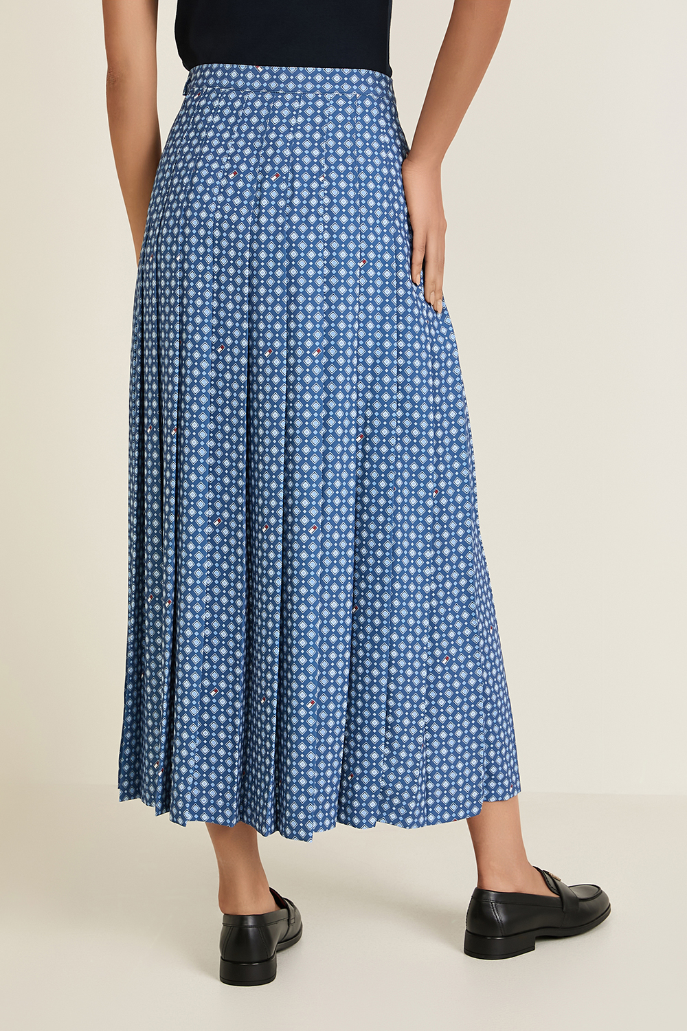 תמונת דוגמן אחורית של חצאית מידי