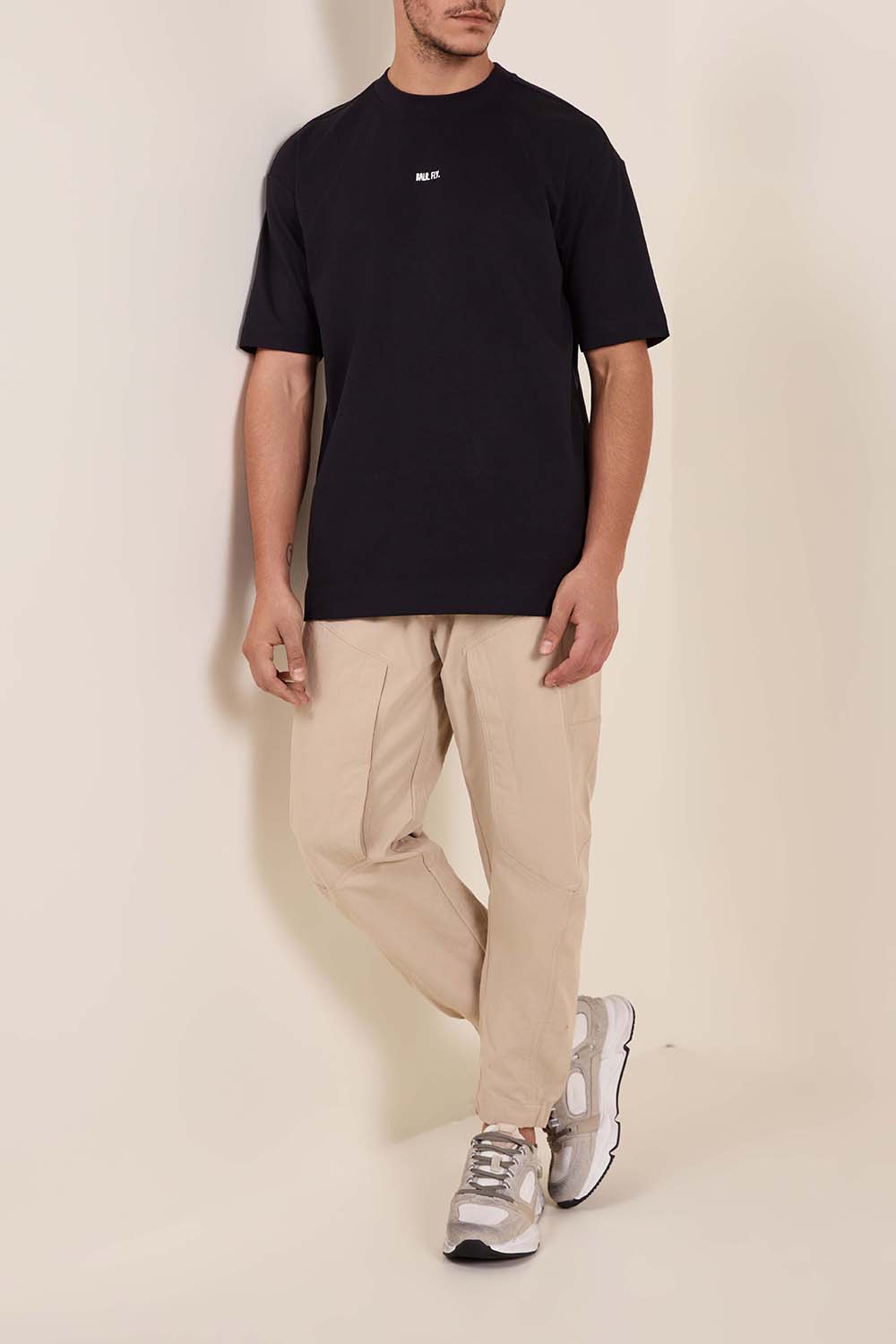 תמונת דוגמן קידמית של נעלי סניקרס