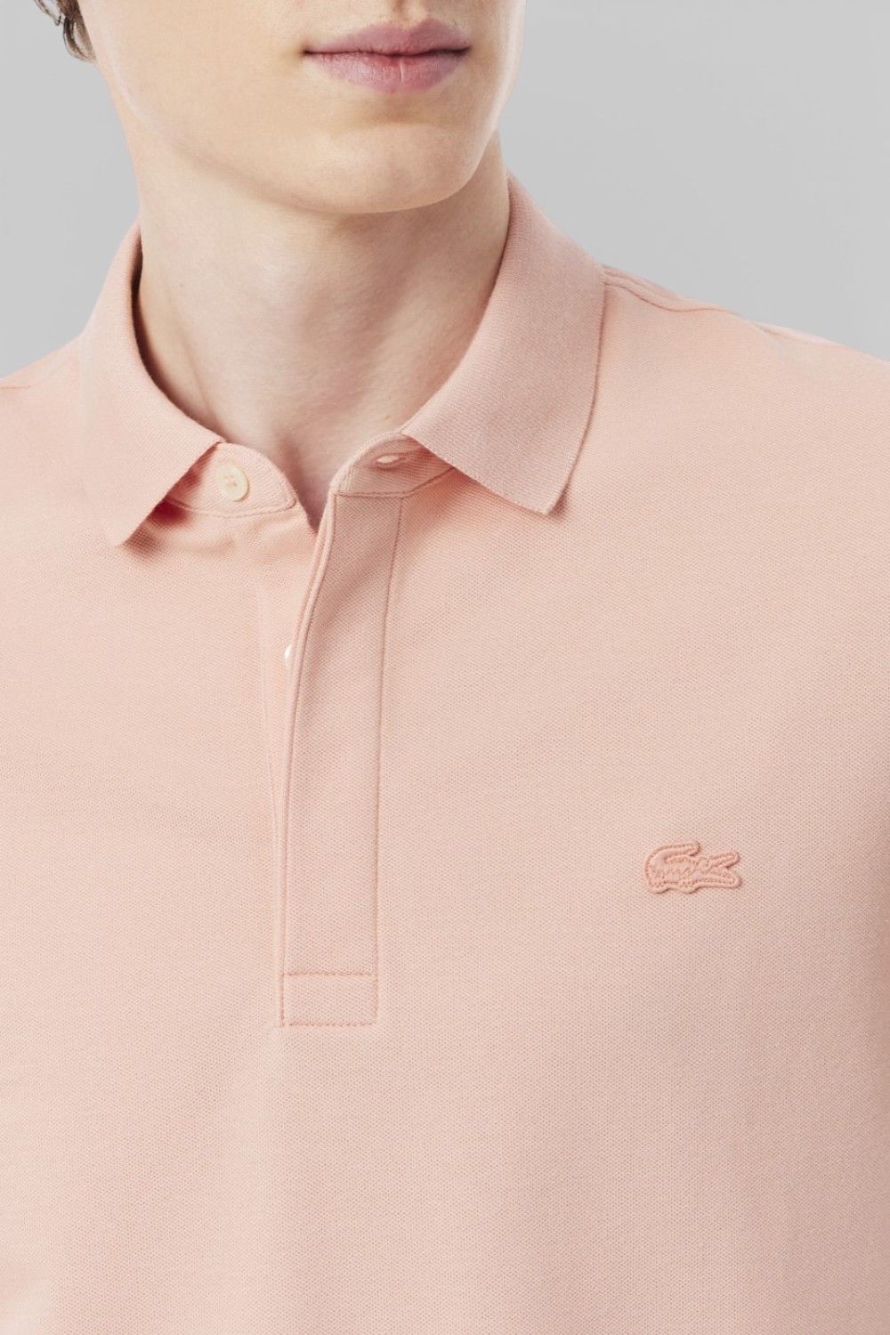 תמונת תקריב דוגמן של חולצת פולו