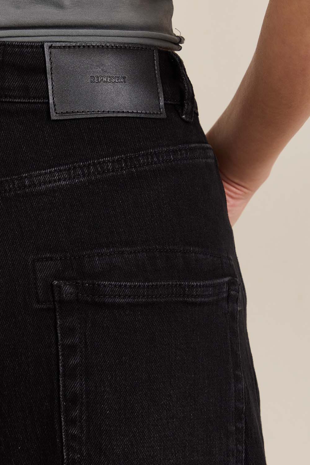 תמונת תקריב דוגמן של מכנסי ג'ינס בגזרת בלון