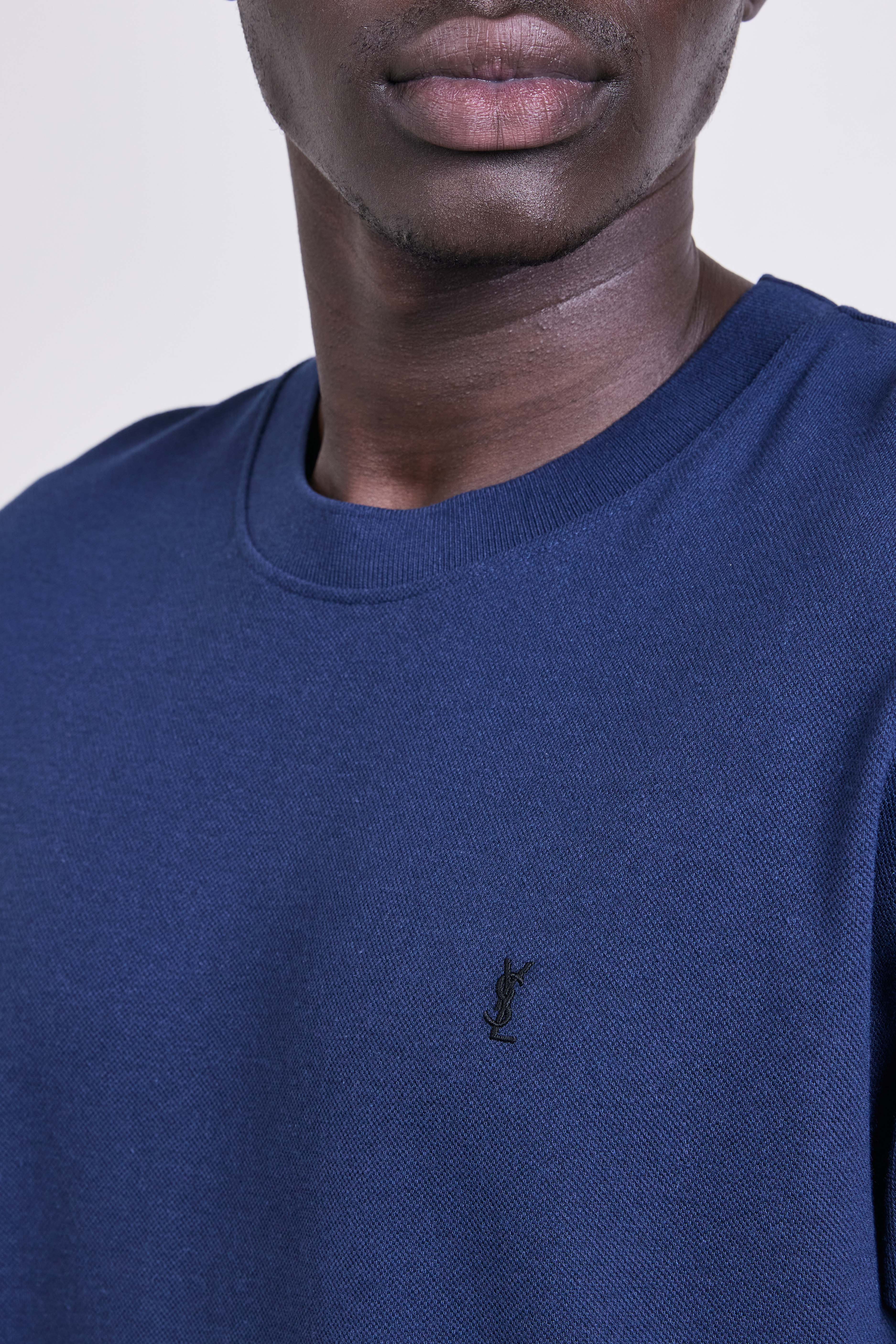 תמונת תקריב דוגמן של חולצת טי אוברסייז