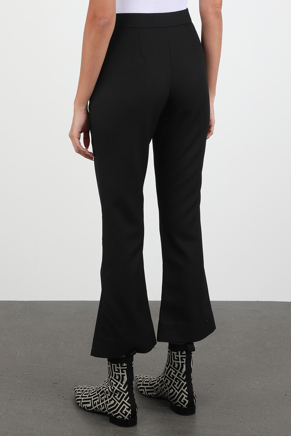 תמונת דוגמן אחורית של מכנסי קרופ שחורים עם כפתורי זהב