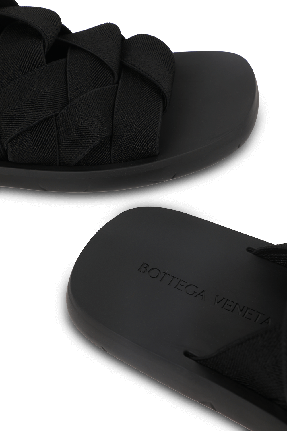 תמונת תקריב של סנדלים אלסטיים באריגת אינטרצ'יאטו