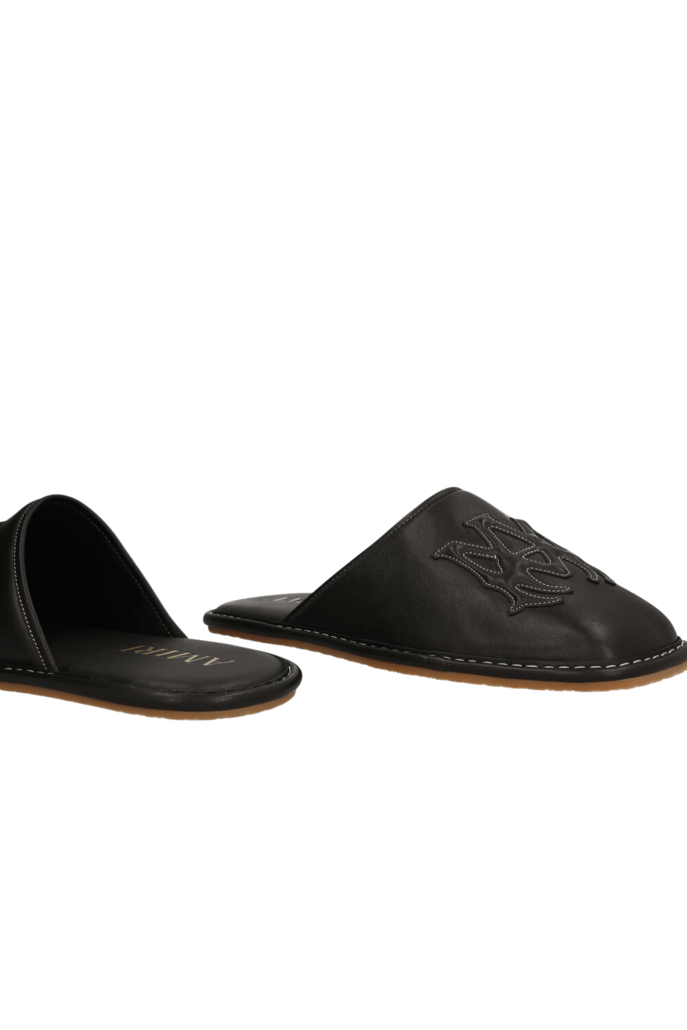 תמונת תקריב של נעלי סליידס