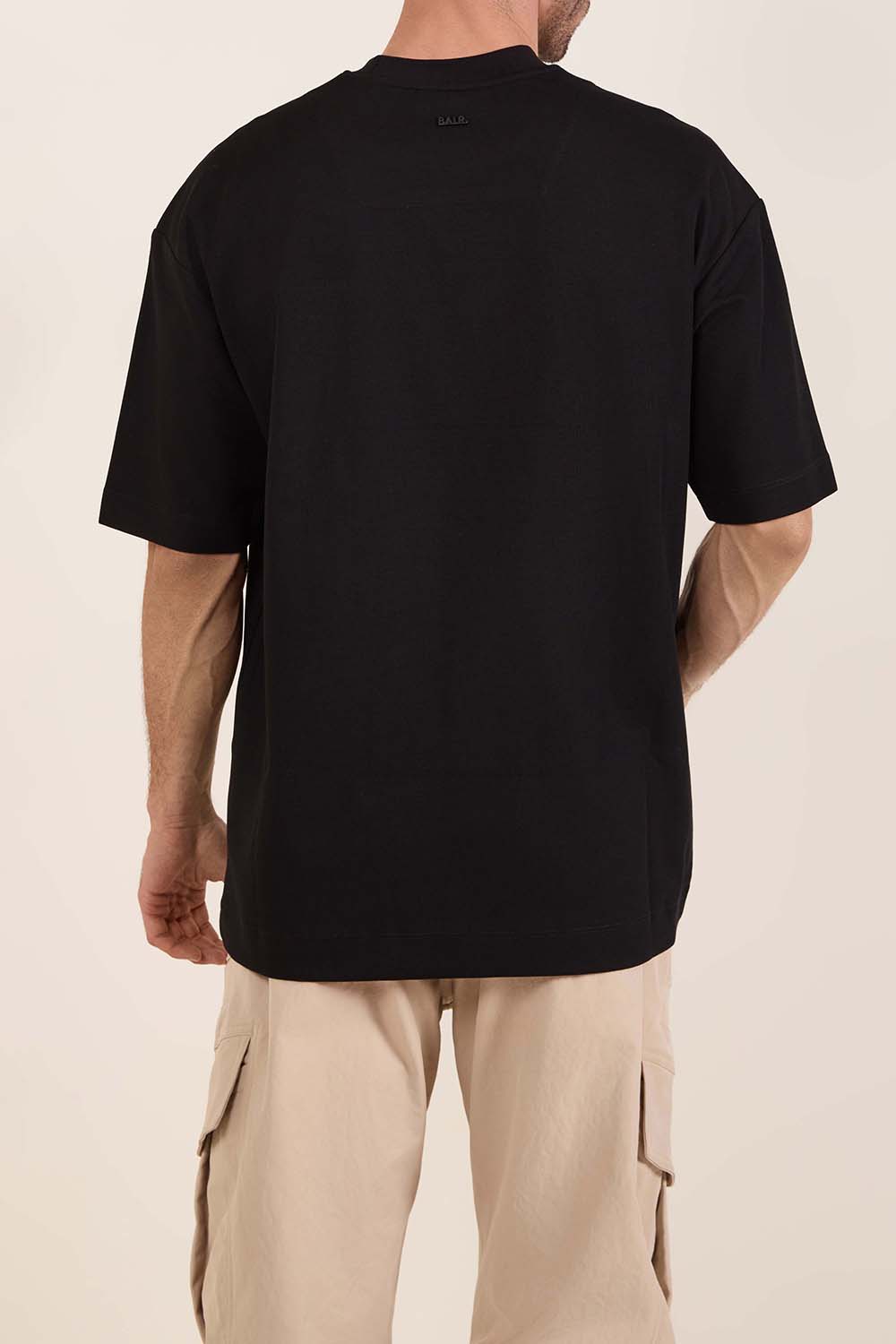 תמונת דוגמן אחורית של חולצת טי משוחררת