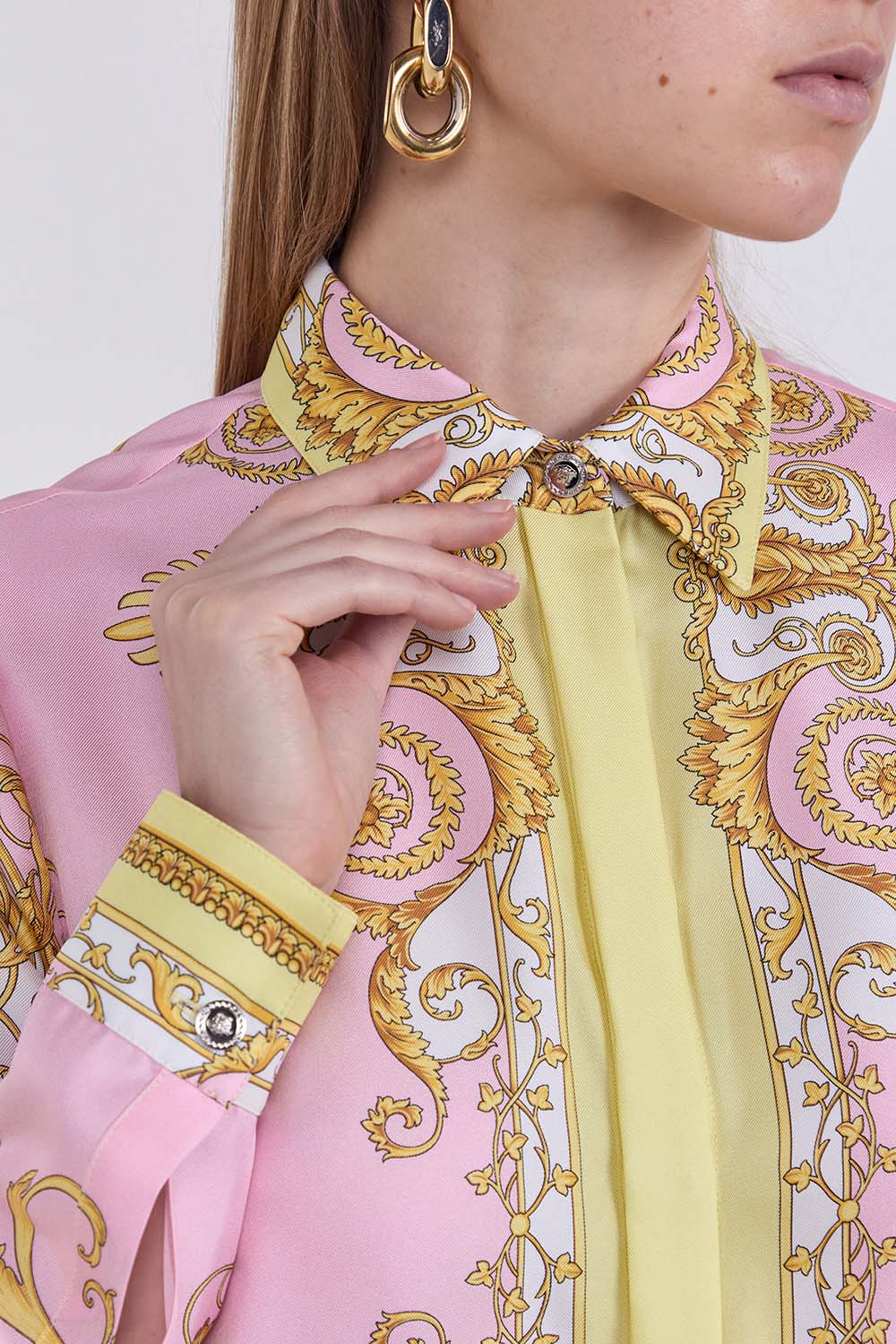 תמונת תקריב דוגמן של חולצה מכופתרת