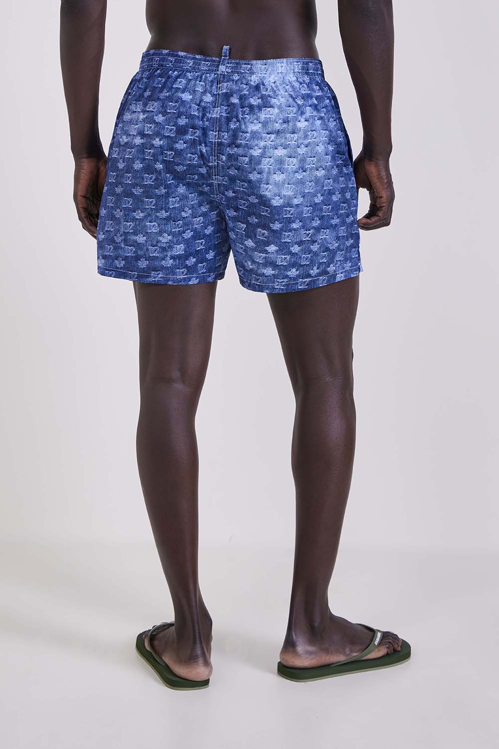 תמונת דוגמן אחורית של מכנסי בגד ים