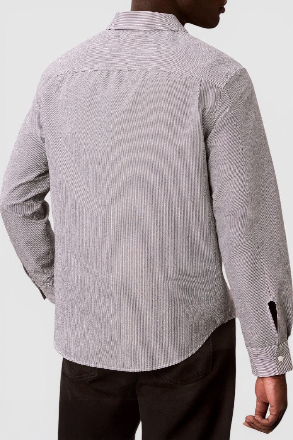 תמונת דוגמן אחורית של חולצה מכופתרת