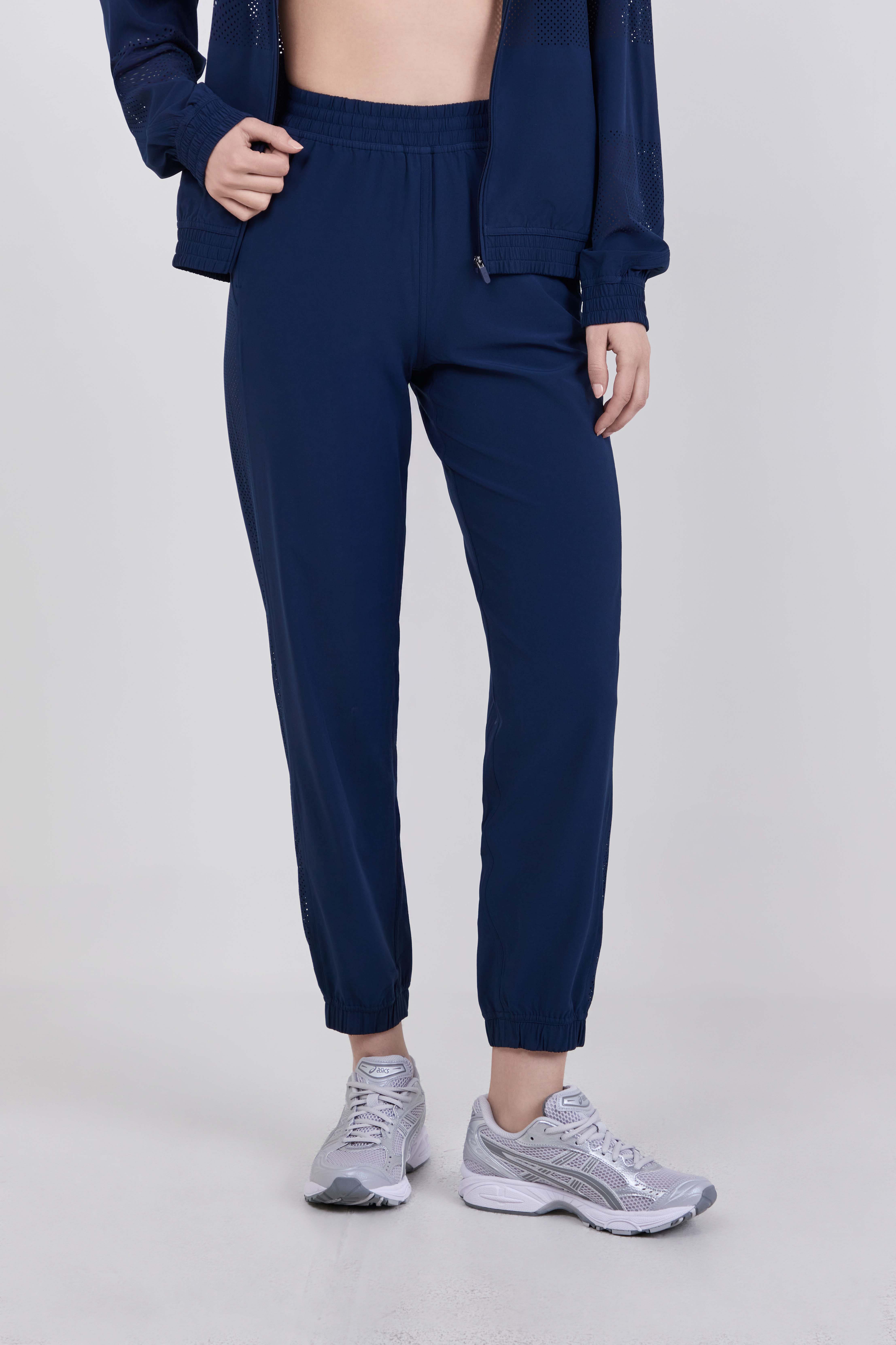 תמונת דוגמן קידמית של Adapted State Perforated High-Rise Jogger