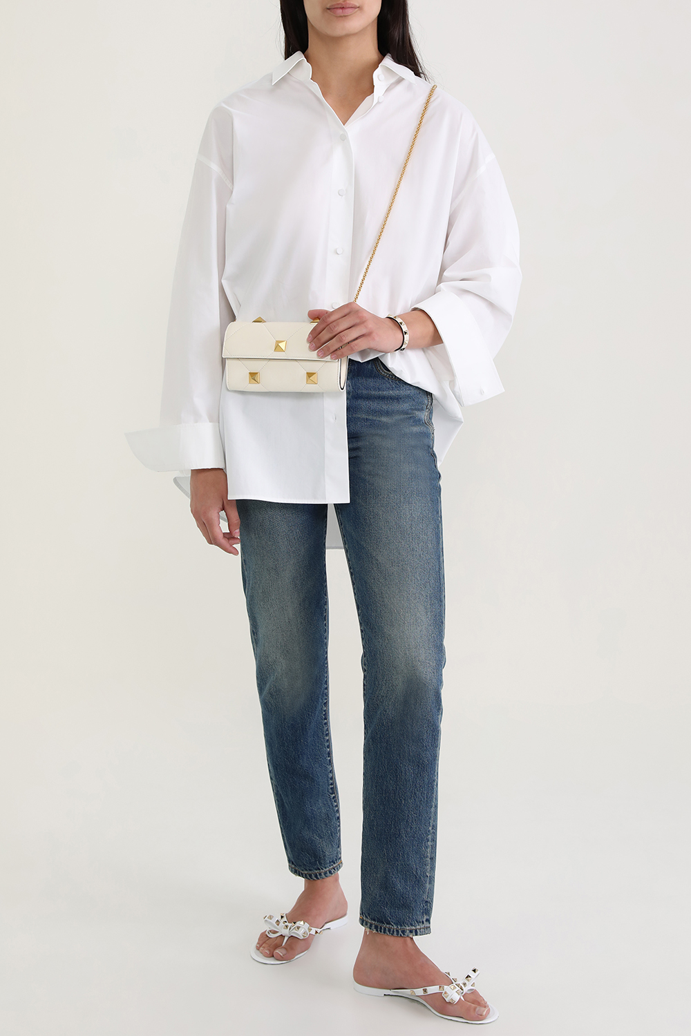 תמונת דוגמן קידמית של צמיד עור בעיטור ניטים