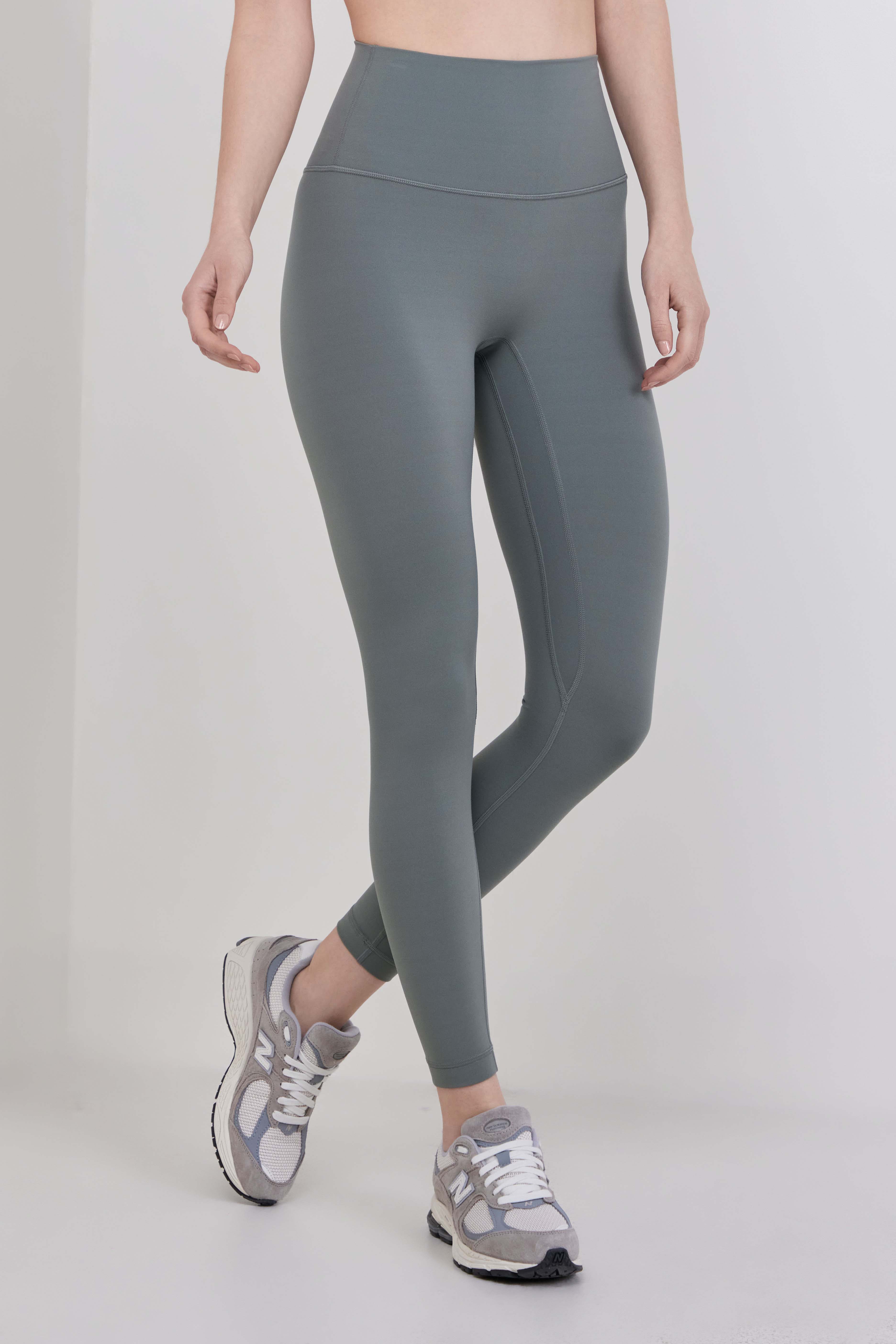 תמונת דוגמן קידמית של lululemon Align No Line&trade; High-Rise Pant 25''