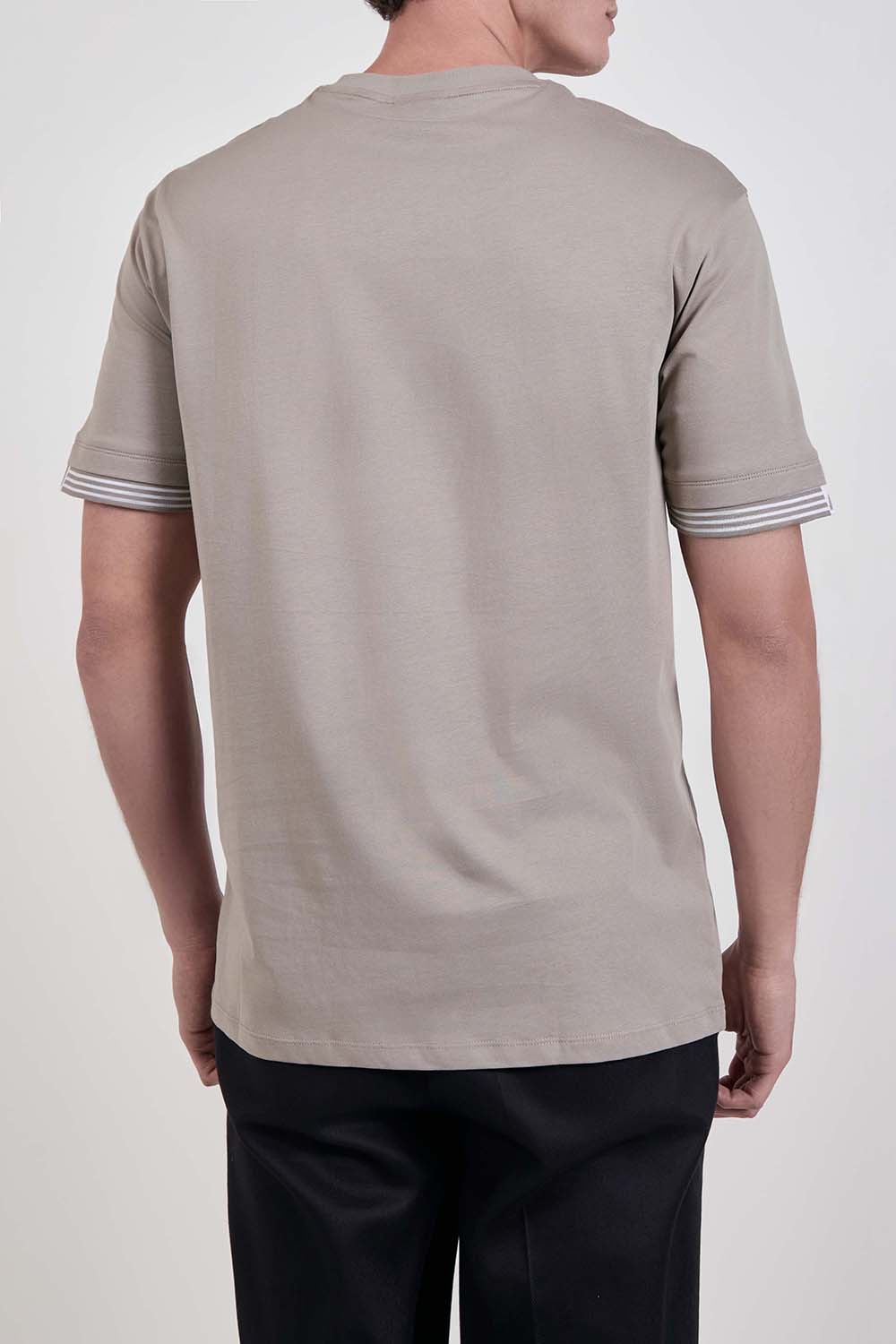 תמונת דוגמן אחורית של חולצת טי בגזרת סלים