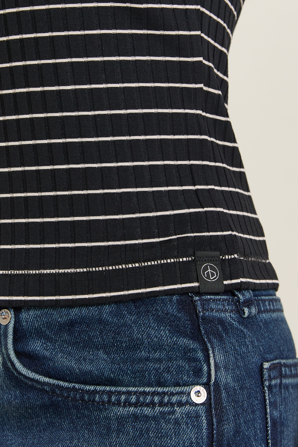 תמונת תקריב דוגמן של חולצת בייבי טי