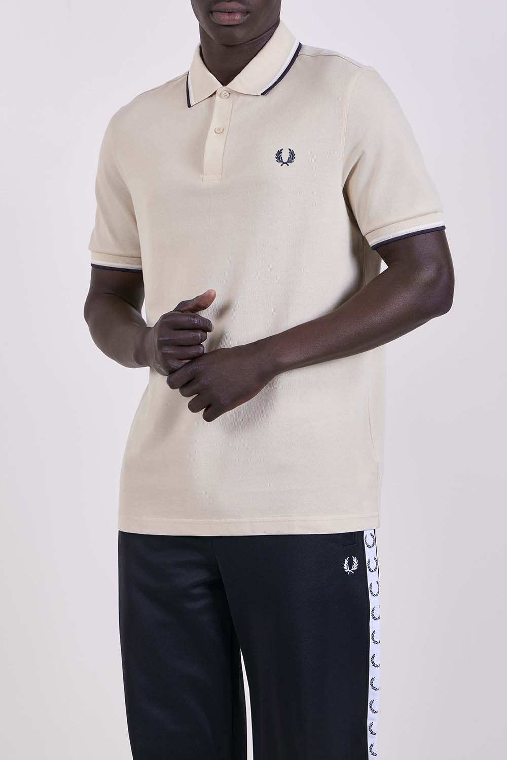 תמונת דוגמן קידמית של חולצת פולו בגזרה ישרה