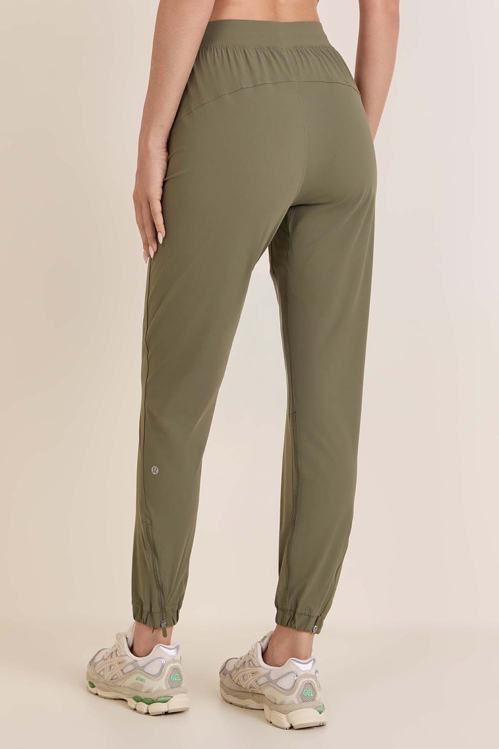 תמונת דוגמן אחורית של Adapted State High-Rise Jogger *Regular
