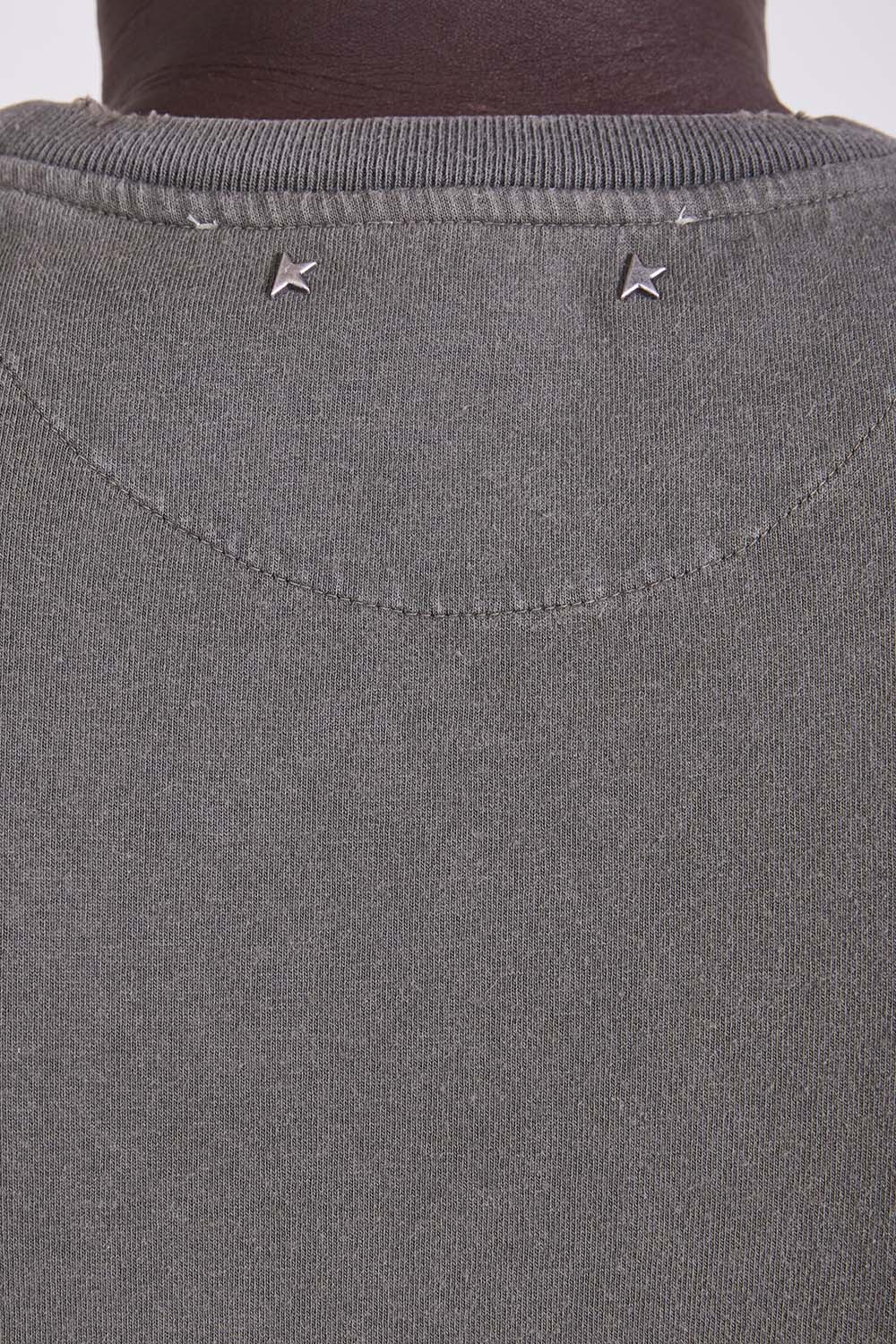 תמונת תקריב דוגמן של חולצת טי