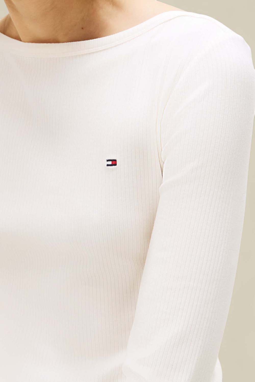 תמונת תקריב דוגמן של חולצת טי ארוכה