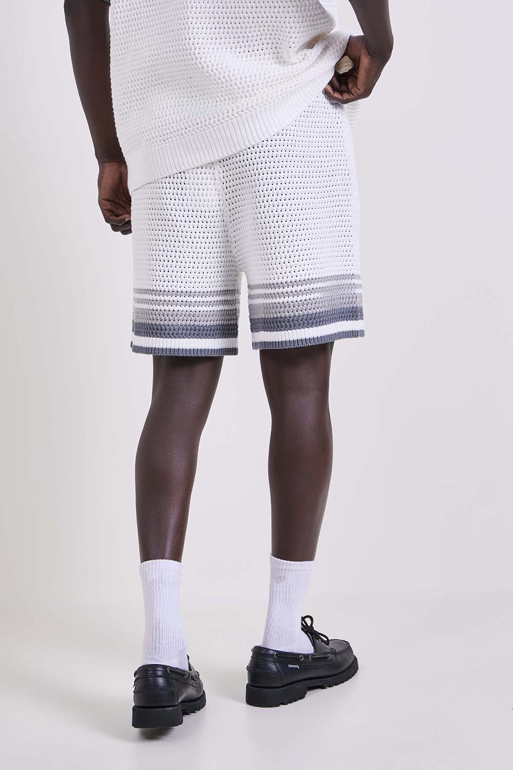 תמונת דוגמן אחורית של מכנסיים קצרים קרושה