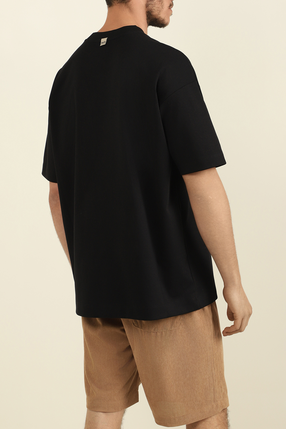 תמונת דוגמן אחורית של חולצת טי בגזרה משוחררת