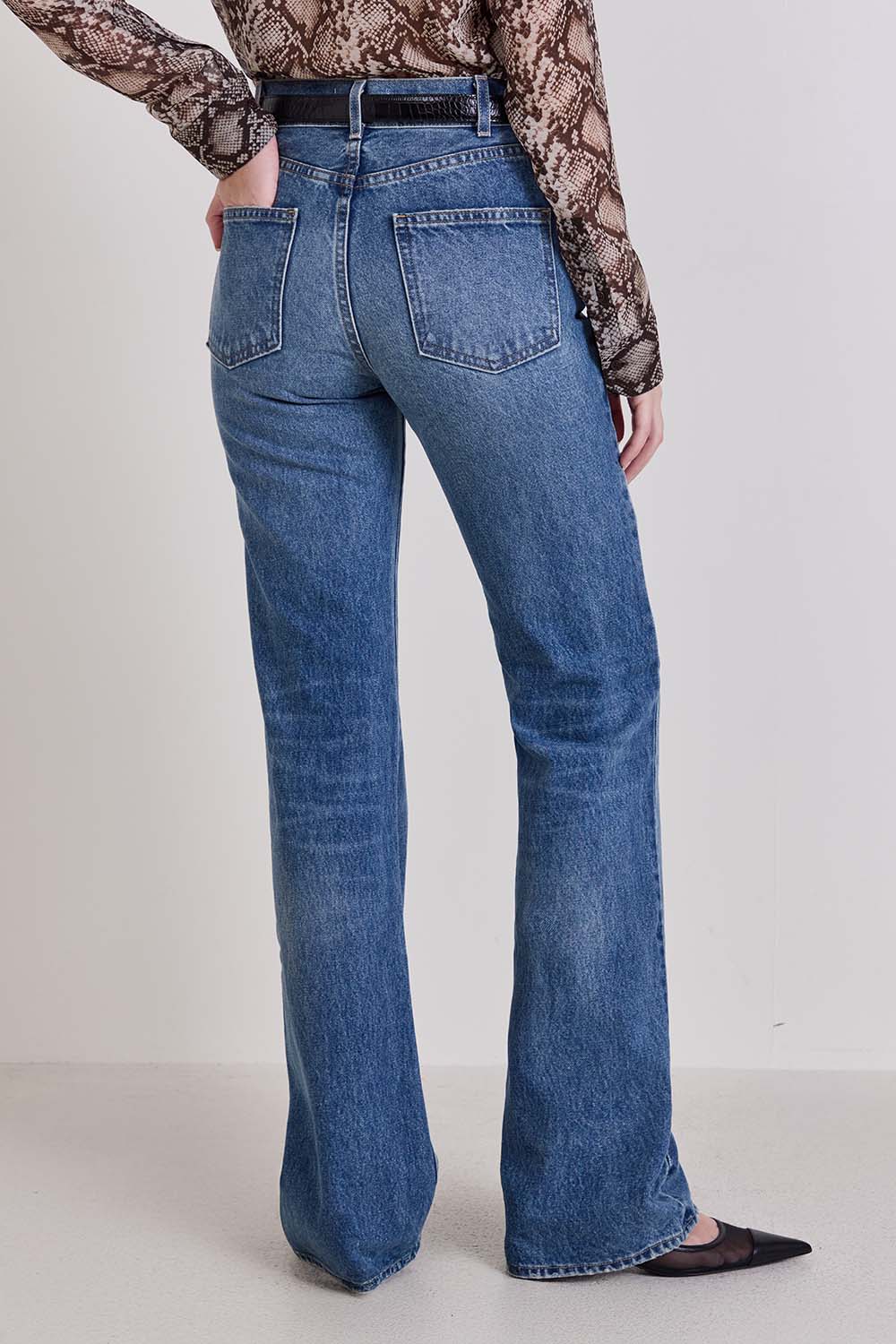 תמונת דוגמן אחורית של מכנסי ג'ינס בגזרת ישרה