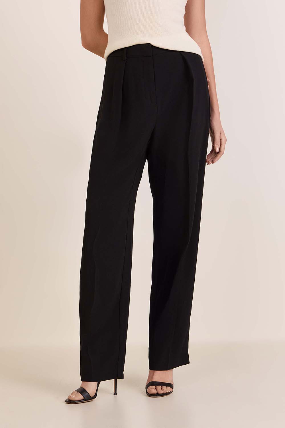 תמונת דוגמן קידמית של מכנסיים מחויטים