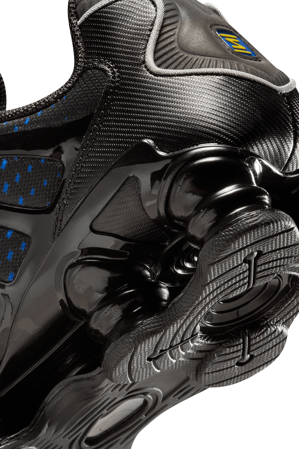 תמונת תקריב של נעלי סניקרס שוקס טי.אל