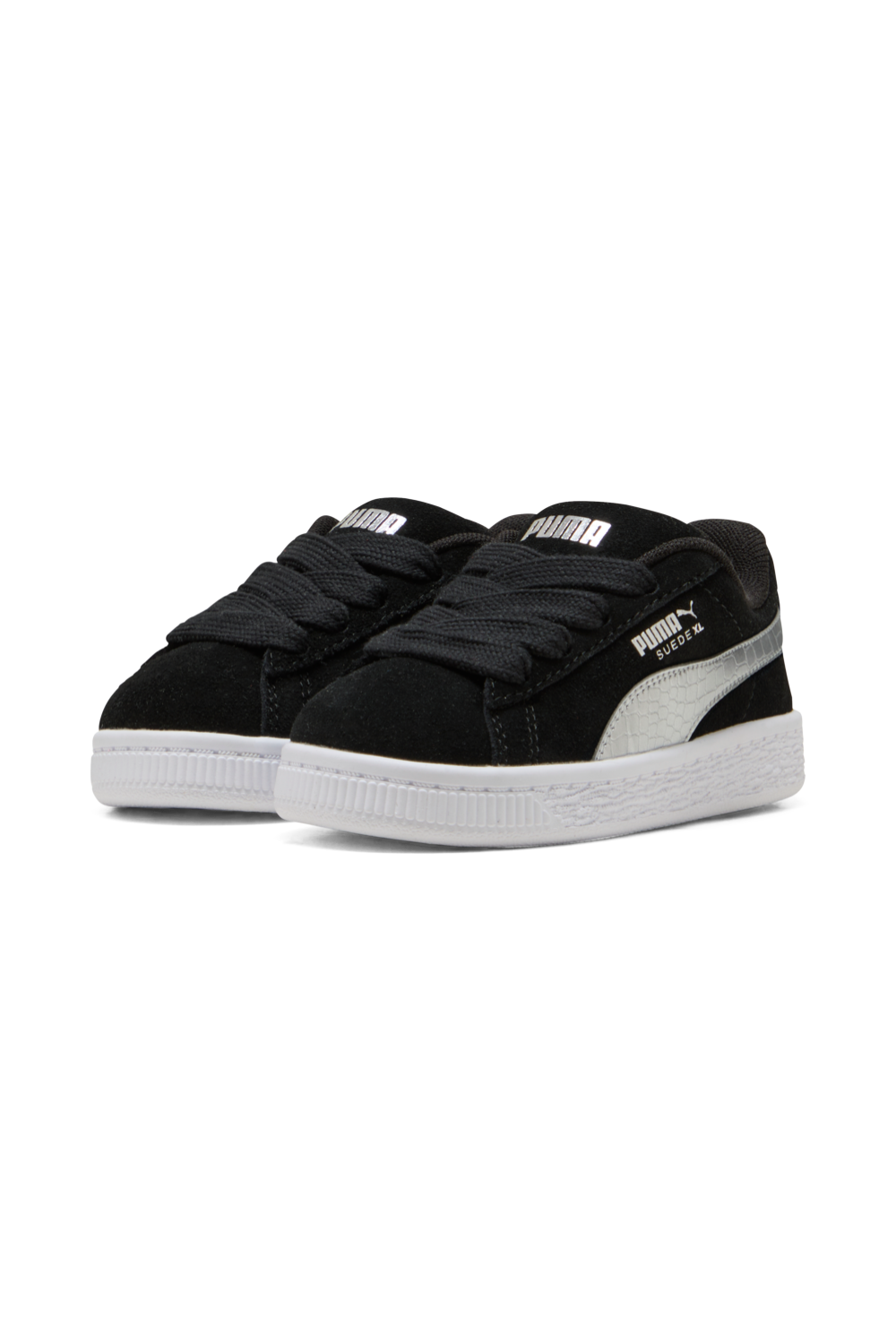 תמונת תקריב של נעלי סניקרס Suede XL