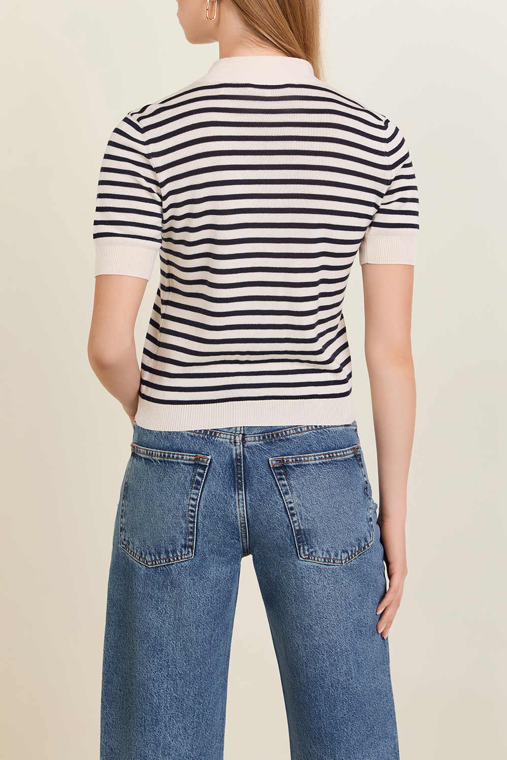 תמונת דוגמן אחורית של קרדיגן עם צווארון קשירה