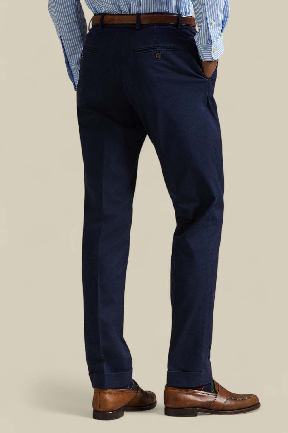 תמונת דוגמן אחורית של מכנסי צ'ינו