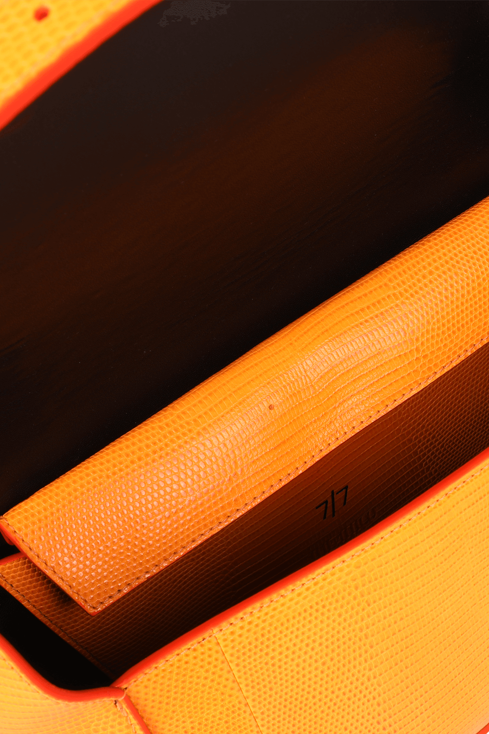 תמונת פנים של תיק כתף גיאומטרי מעור קרוקו