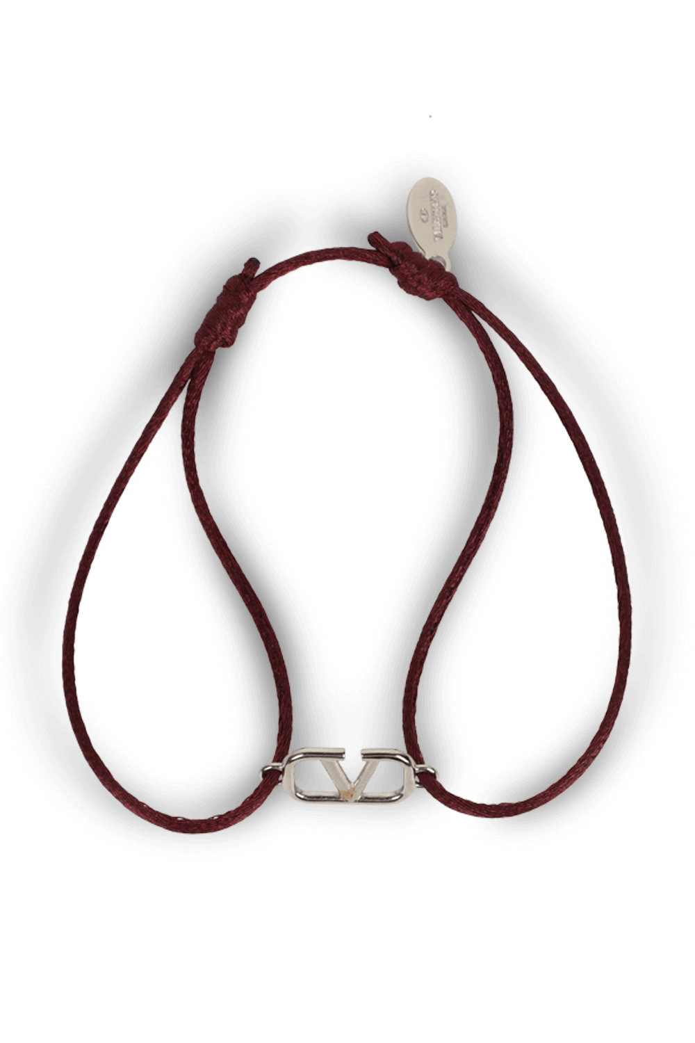 תמונה אחורית של צמיד בד בורדו עם לוגו מטאלי