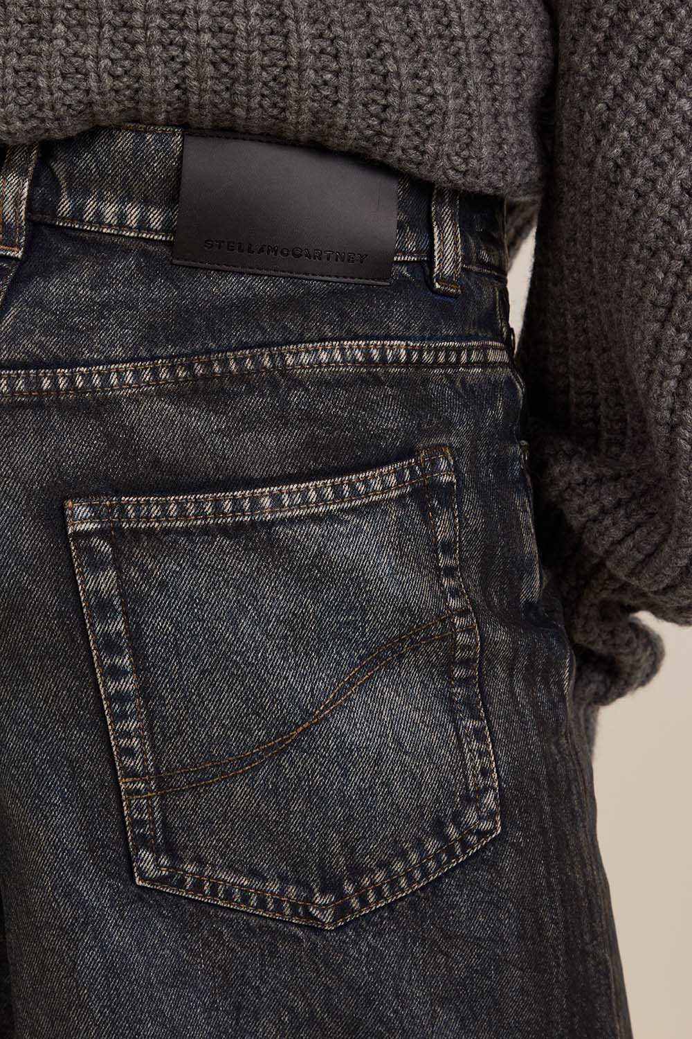 תמונת תקריב דוגמן של מכנסי ג'ינס בגזרה גבוהה