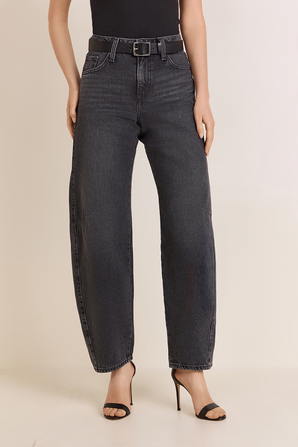 תמונת דוגמן קידמית של מכנסי ג'ינס בלון בגזרה משוחררת