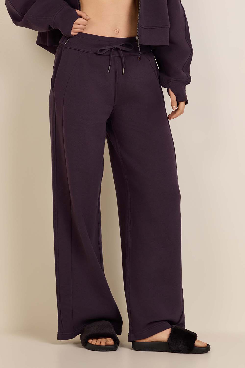 תמונת דוגמן קידמית של Scuba Mid-Rise Wide-Leg Pant Regular