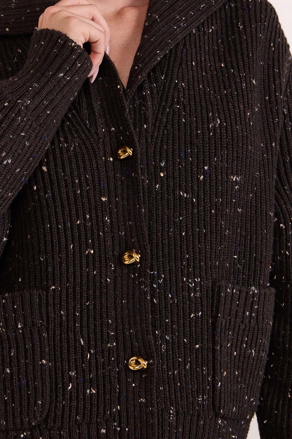 תמונת תקריב דוגמן של קרדיגן צמר