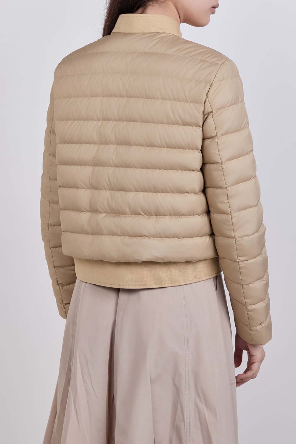 תמונת דוגמן אחורית של מעיל פוך