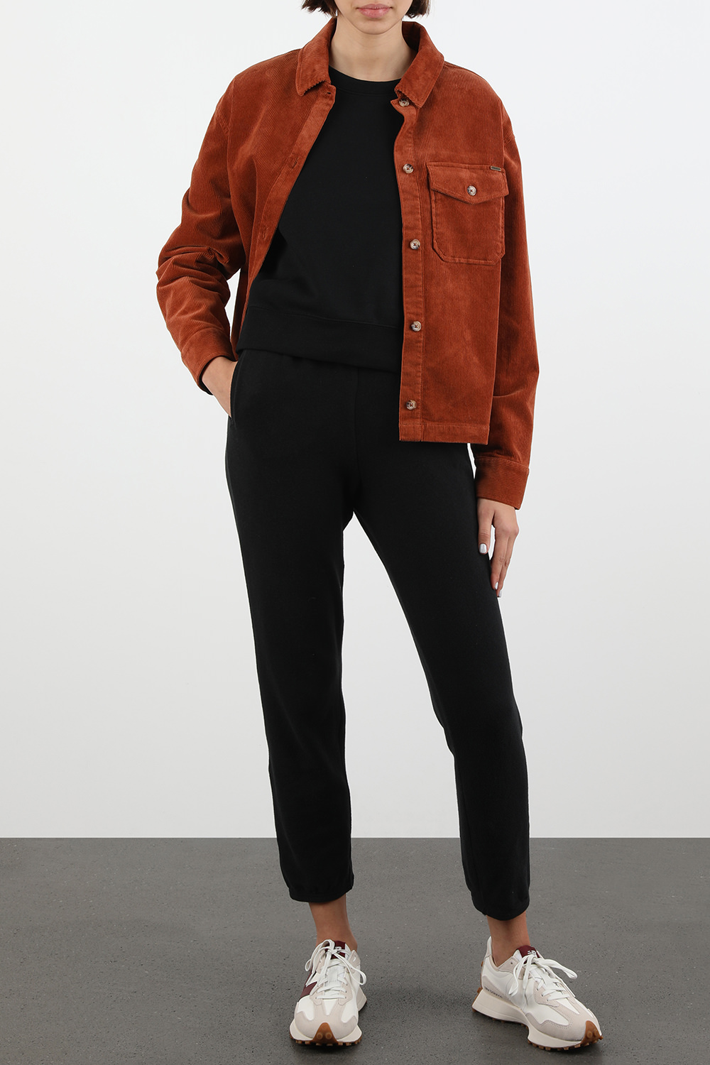 תמונת דוגמן קידמית של 327 Sneakers in Burgundy and Grey