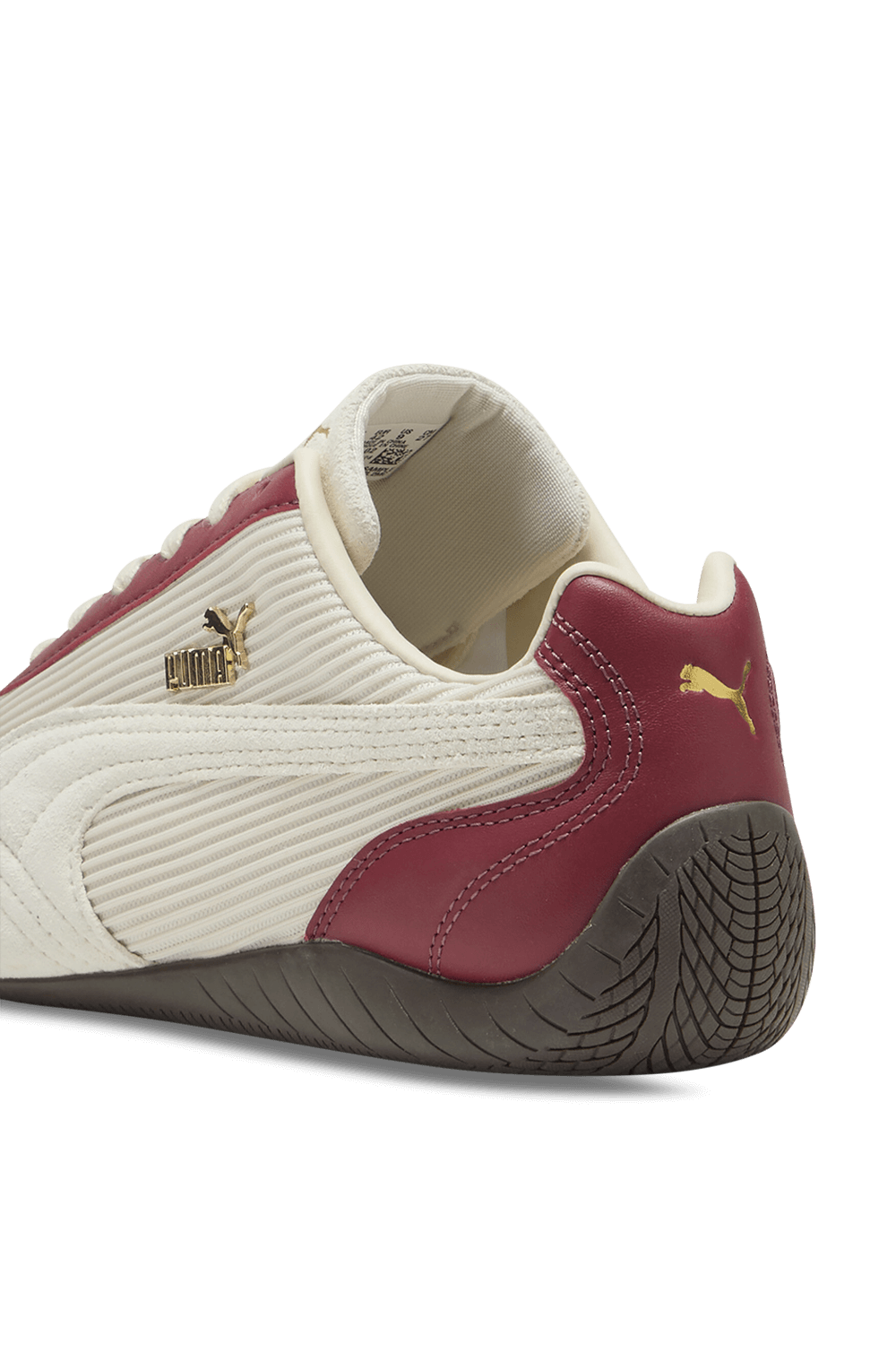 תמונת תקריב של נעלי סניקרס ספידקאט