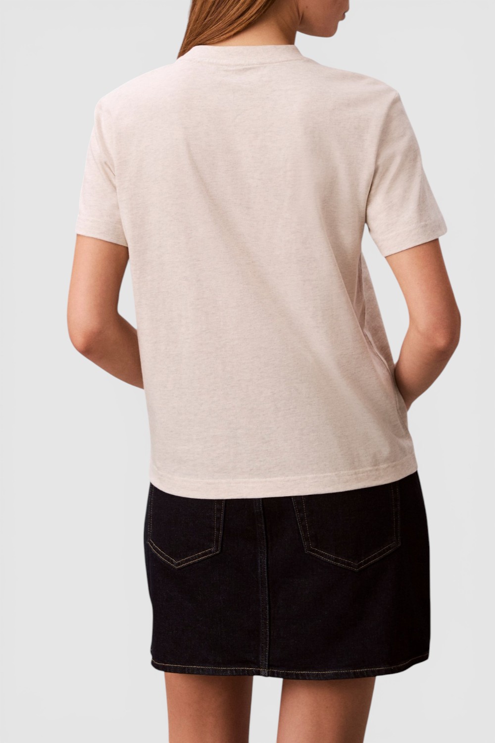 תמונת דוגמן אחורית של חולצת טי בגזרה ישרה